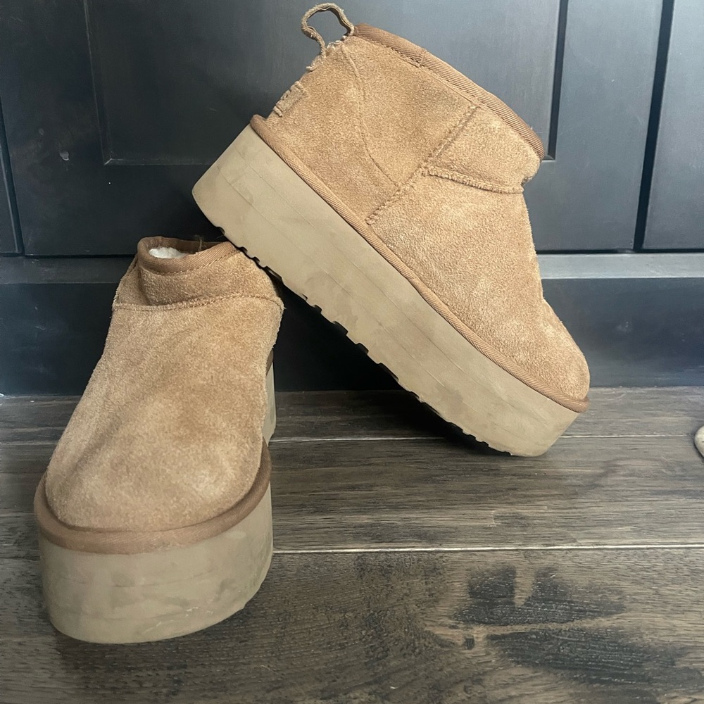 UGG Chestnut Mini Platform Size 7